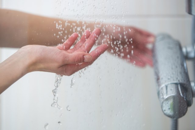 Tuširanje vrućom vodom može da našteti zdravlju, i to na više načina